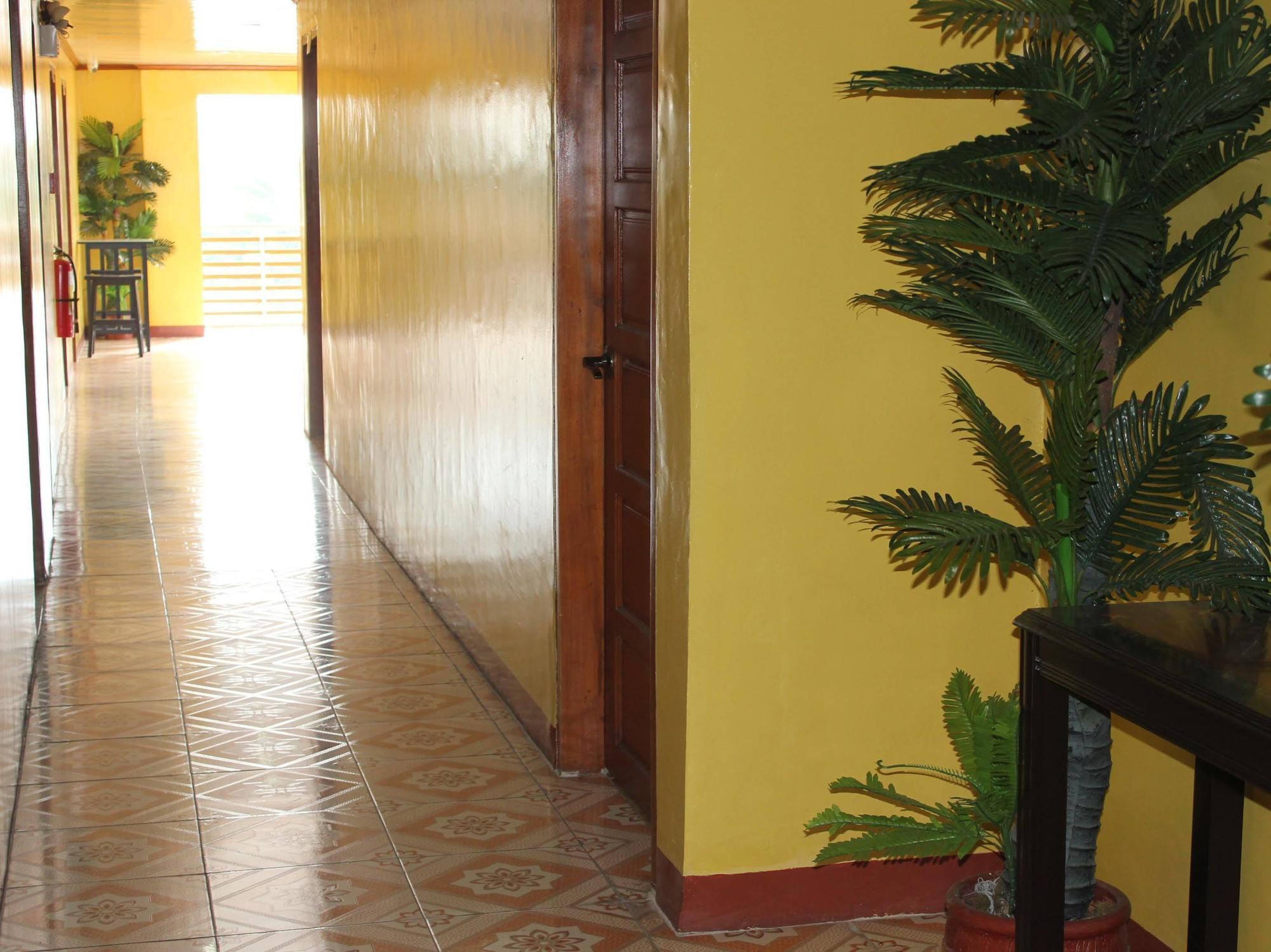 Reddoorz Near Golden Sarok Shrine Kalibo Exterior foto